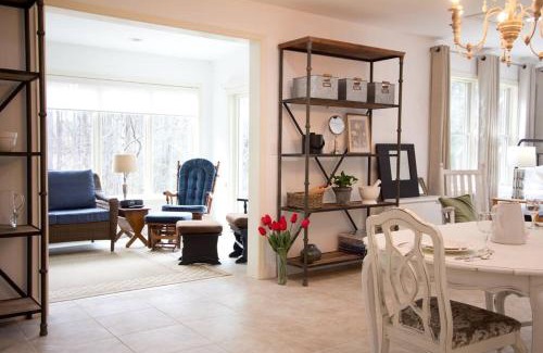 Asheville Apartamento | Bluebirds Nest 10 Min to AVL Biltmore hot tub cont bkfst sparkling water