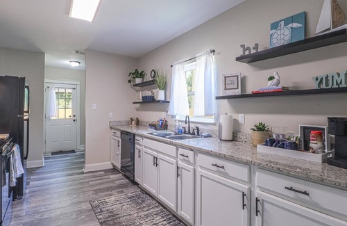 Gulfport Cabaña | BlueFish Cottage, Walk 2 Beach, Casino, Pet Friendly