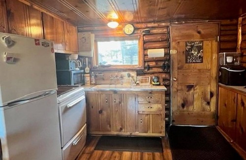 Harrison Cabina | Bluegill Lake front, Up North, cozy peaceful getaway. 2-bedroom cabin. Rustic.