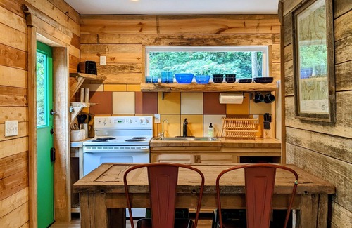 Chattanooga Cabina | Bluegrass Highway ~ Creek & River Nearby ~ 8 Miles to Downtown