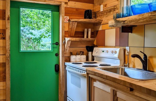 Chattanooga Cabina | Bluegrass Highway ~ Creek & River Nearby ~ 8 Miles to Downtown