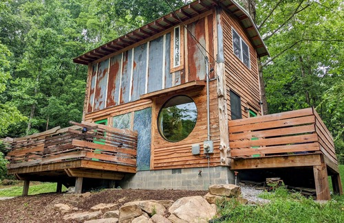 Chattanooga Cabina | Bluegrass Highway ~ Creek & River Nearby ~ 8 Miles to Downtown