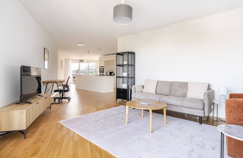 Alt-Wiedikon Apartamento | Blueground | Alt-Wiedikon, balcony, nr Uetliberg