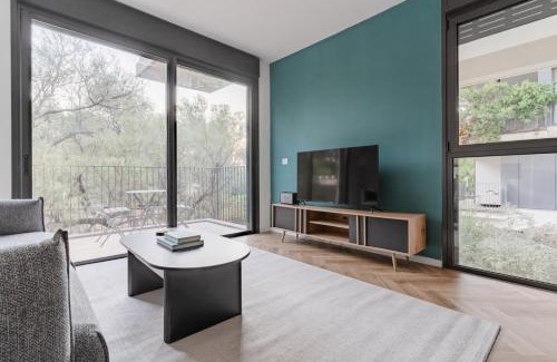 Tel Aviv Apartamento | Blueground at Ramat HaHayal, Garden view, Balcony