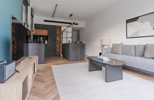 Tel Aviv Apartamento | Blueground at Ramat HaHayal, Garden view, Balcony