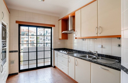 Carcavelos Apartamento | Blueground | Carcavelos, furniture & full kitchen