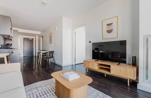 Central-Maverick Square - Paris Street Apartamento | Blueground | East Boston, art & pool, nr park