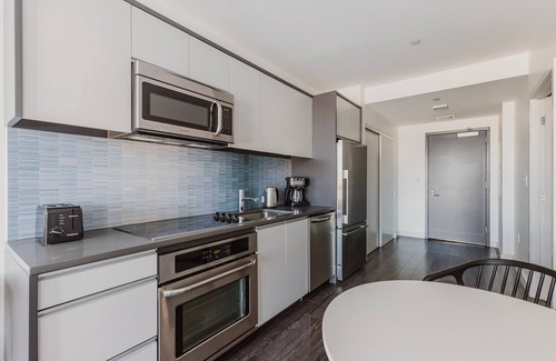 Central-Maverick Square - Paris Street Apartamento | Blueground | East Boston, art & pool, nr park