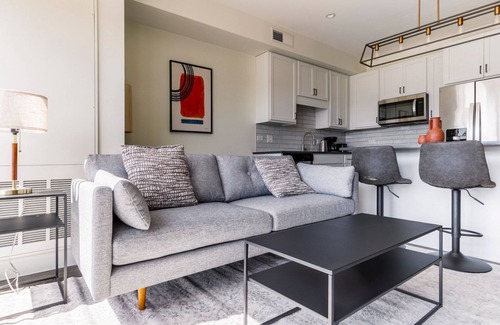 Elmhurst Apartamento | Blueground | Elmhurst, pool, nr Elmhurst Art Museum