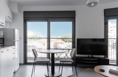 Florentin Apartamento | Blueground | Florentine, City view, Balcony (TLV-3)