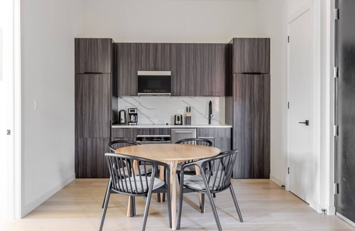 Greenpoint Apartamento | Blueground | Greenpoint, view, nr Transmitter Park