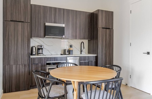 Greenpoint Apartamento | Blueground | Greenpoint, view, nr Transmitter Park