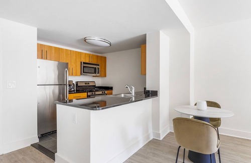 Hunters Point Apartamento | Blueground | LIC, pool & w/d, nr Gantry Park