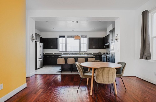 Newark Casa | Blueground | Newark, AC, w/d, nr Coyote Hills