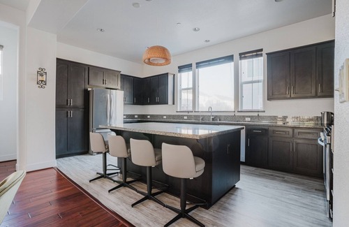Newark Casa | Blueground | Newark, AC, w/d, nr Coyote Hills