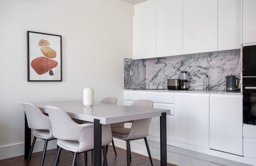 Alges Apartamento | Blueground | Oeiras, furnished + full kitchen