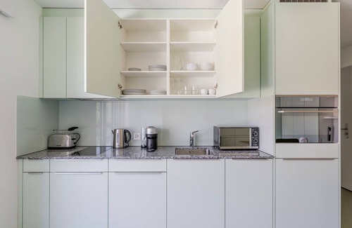 Oerlikon Apartamento | Blueground | Oerlikon, balcony, nr Zurich Zoo