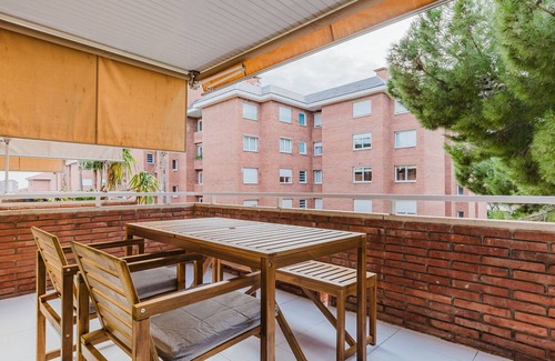 Sarria Apartamento | Blueground | Pedralbes, pool & garden, AC
