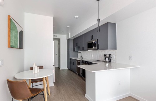 Redmond Apartamento | Blueground | Redmond, pool & AC, nr park