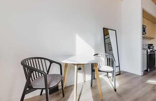 East Somerville Apartamento | Blueground | Somerville, gym & AC, nr Assembly