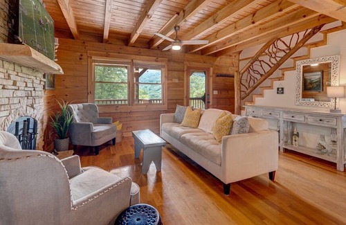East Ellijay Cabina | Bluejay - Mountain Views | Pet Friendly | Hot Tub | Theater Room | Pool Table | Foosball | Firepit