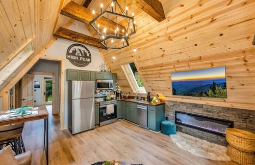 West Jefferson Cabina | High Peak A-Frame NEW Mountain cabin with XL Hot Tub, and Walk-to-Town Location