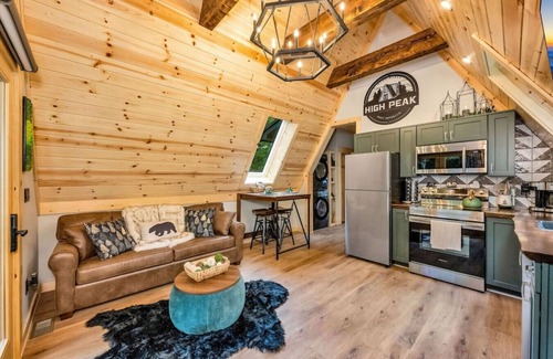 West Jefferson Cabina | High Peak A-Frame NEW Mountain cabin with XL Hot Tub, and Walk-to-Town Location