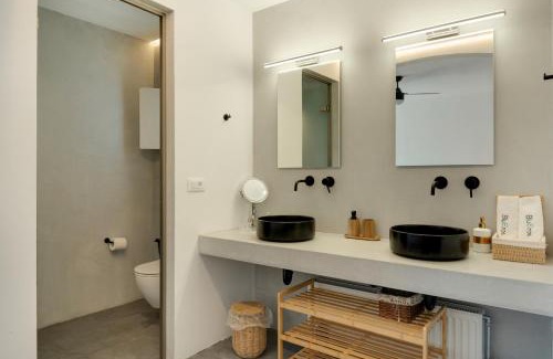 Syros Casa | Blueros - Black Stone Suite