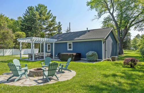 Saugatuck Casa | Bluestar Cottage - 2BR with Hot Tub