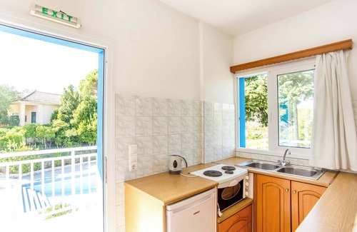 Kerameies Apartamento | BlueWhite Studio - Mountain Vistas by the Pool