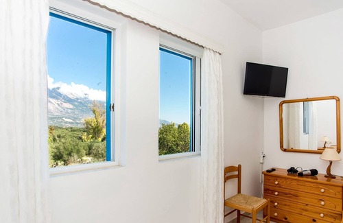 Kerameies Apartamento | BlueWhite Studio - Mountain Vistas by the Pool