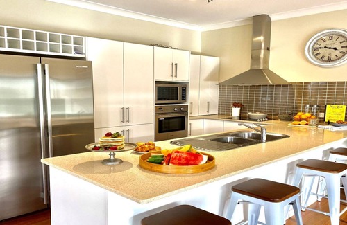 Boat Harbour Casa | Bluey's Lodge - ideally located family entertainer, close to One Mile Beach
