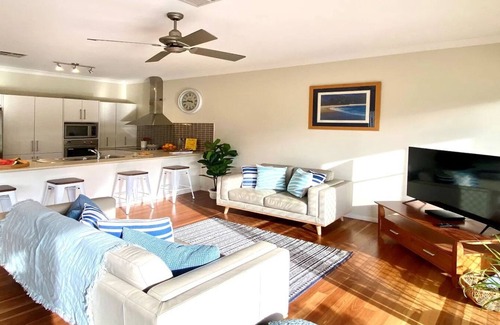 Boat Harbour Casa | Bluey's Lodge - ideally located family entertainer, close to One Mile Beach