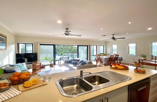 Boat Harbour Casa | Bluey's Lodge - ideally located family entertainer, close to One Mile Beach