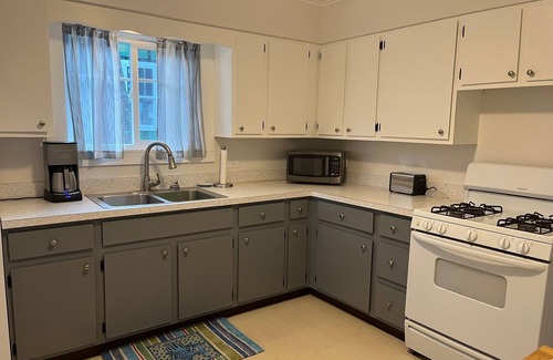 Harbor Springs Casa | Bluff Bliss. Walk the sidewalk to downtown Harbor Springs. FRESHLY renovated.