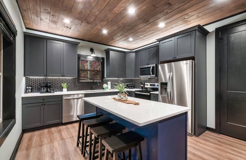 Gatlinburg - Pigeon Forge Cabina | Bluff Mountain Retreat: New and Modern w/ Indoor Pool and 3 En Suite Bedrooms