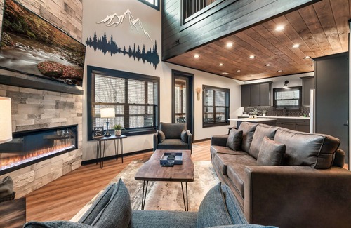 Gatlinburg - Pigeon Forge Cabina | Bluff Mountain Retreat: New and Modern w/ Indoor Pool and 3 En Suite Bedrooms