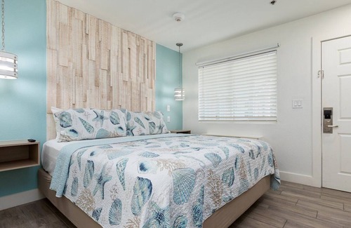 Flour Bluff Hotel | Bluffs Landing Marina King Room - Walk to Fishing Charters #2