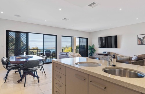 McCracken Casa | Bluffview B&B - Luxury Oceanviews - Wi-Fi