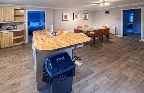 Blunsdon Apartamento | BLUNSDON LODGE - Spacious Bungalow, High Speed Wi-Fi, Free Private Parking, Garden