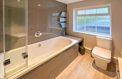 Blunsdon Apartamento | BLUNSDON LODGE - Spacious Bungalow, High Speed Wi-Fi, Free Private Parking, Garden