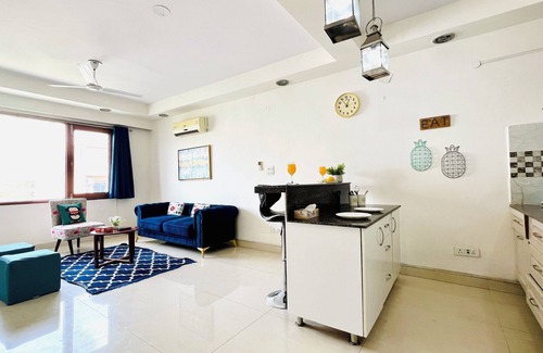 Defence Colony Apartamento | BluO 1BHK Defence Colony Market - Lift, Balcony