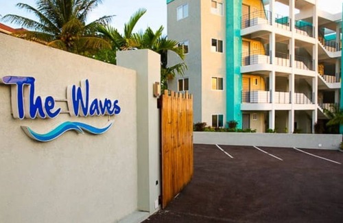 Tower Isle Condominio | BluWaves ~ Oceanfront Condo minutes from Ocho Rios