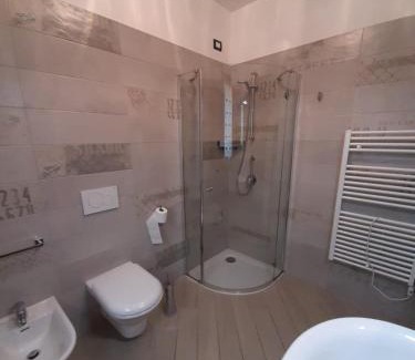 Magugnago Casa | BMP APARTMENT DELUXE 2 JACUZZI RISCALDATA PRIVATA vista Lago di Garda