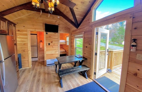 Twin Mountain Cabina | BMV1 Awesome "Tiny Home" A/C, Mountain Views, Minutes to Skiing, Hiking, Attractions, Dog Friendly!