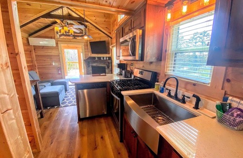 Twin Mountain Cabina | BMV2 Awesome "Tiny Home" A/C, Mountain Views, Minutes to Skiing, Hiking, Attractions, Dog Friendly!