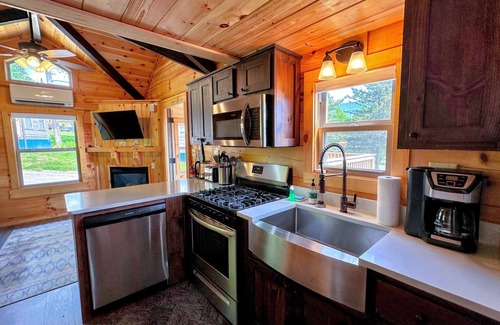 Twin Mountain Cabina | BMV7 Awesome "Tiny Home" A/C, Mountain Views, Minutes to Skiing, Hiking, Attractions, Dog Friendly!