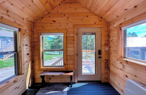 Twin Mountain Cabina | BMV7 Awesome "Tiny Home" A/C, Mountain Views, Minutes to Skiing, Hiking, Attractions, Dog Friendly!