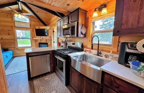 Twin Mountain Cabina | BMV8 Awesome "Tiny Home" A/C, Mountain Views, Minutes to Skiing, Hiking, Attractions, Dog Friendly!