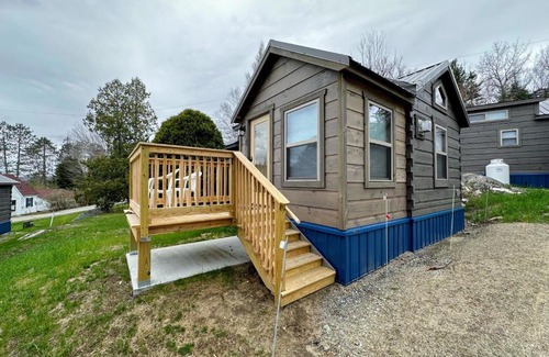 Twin Mountain Chalet De Esquí | BMV8 Tiny Home village near Bretton Woods
